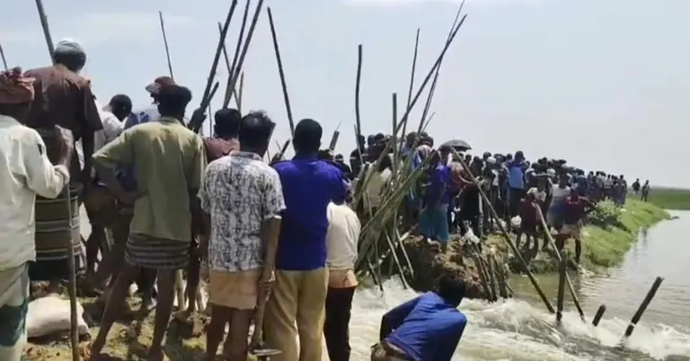 ভাঙা বাঁধ মেরামত করছে কৃষকরা